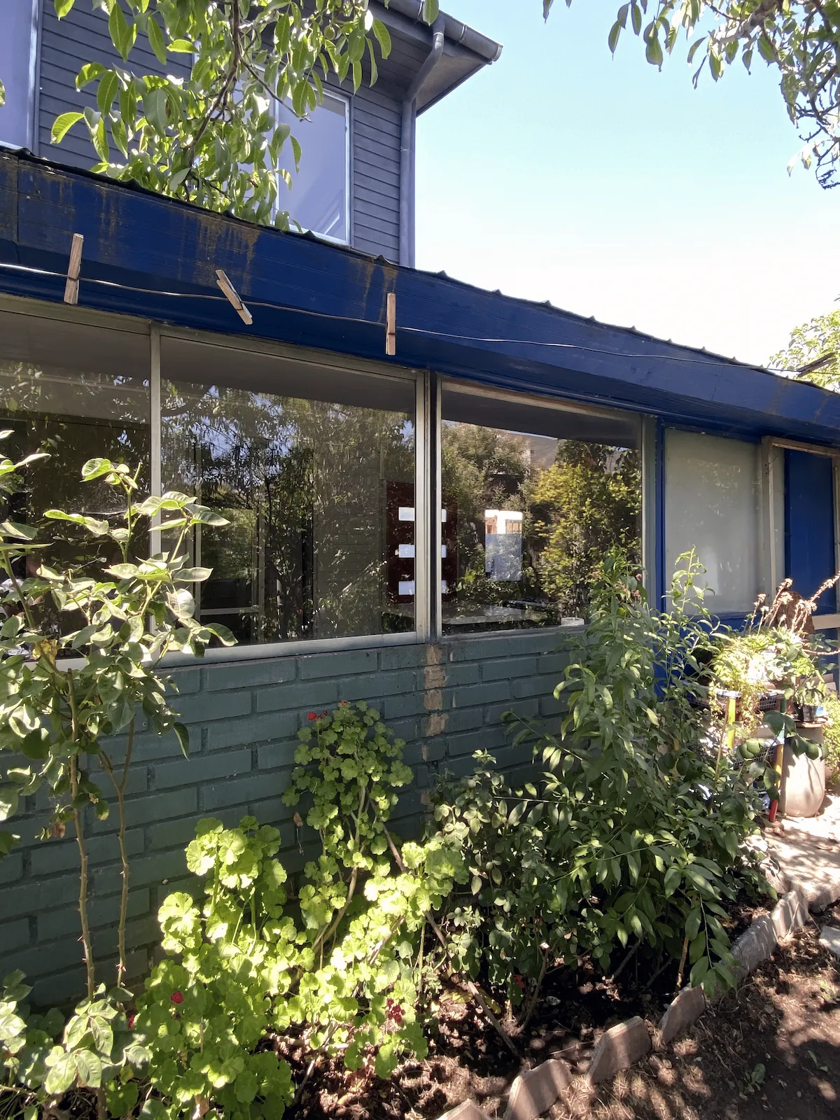 Patio trasero con espacio para huerta o parrilla