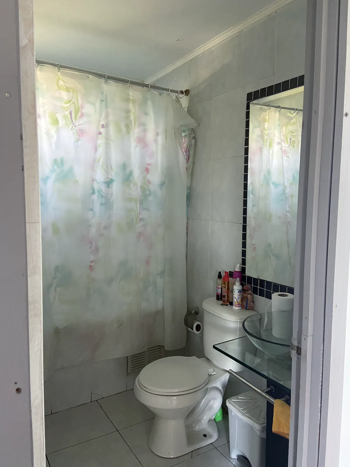 Baño secundario con bañera y detalles en mármol