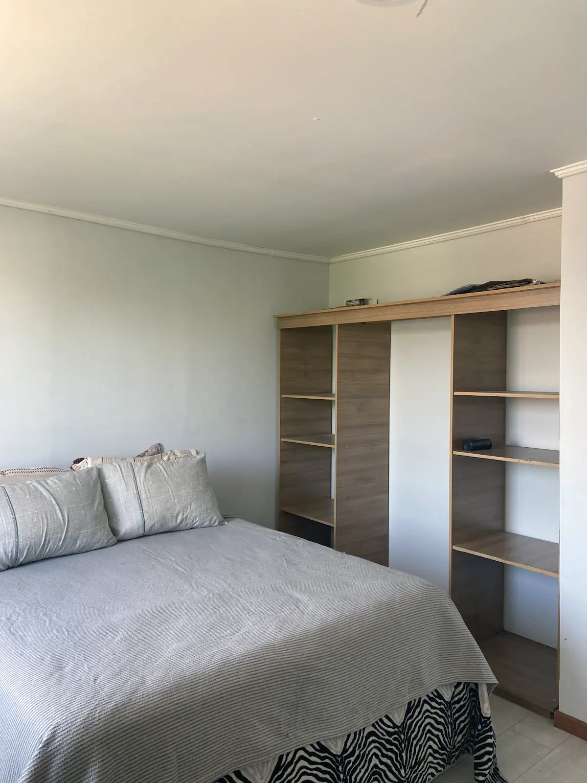 Habitación decorada para huéspedes con vista al jardín