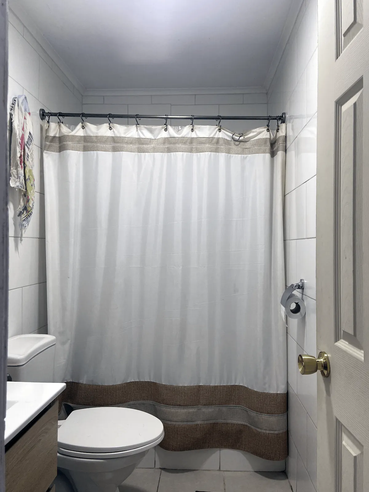Baño principal con ducha moderna y acabados en cerámica