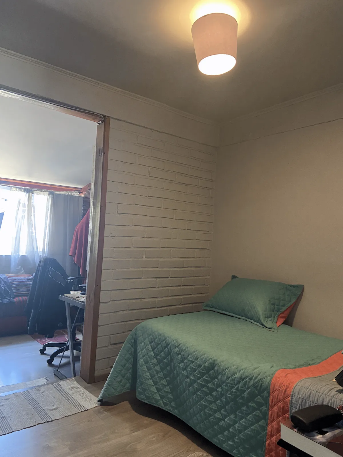 Habitación doble con camas individuales y decoración infantil