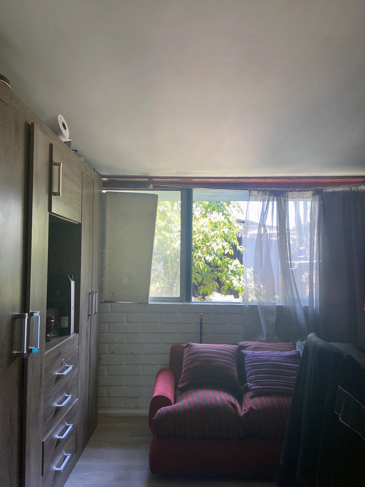 Habitación sencilla con cama individual y escritorio